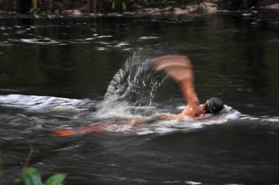 Nadando contra a correnteza entre as cachoeiras Iracema e das Araras, em Presidente Figueiredo - AM